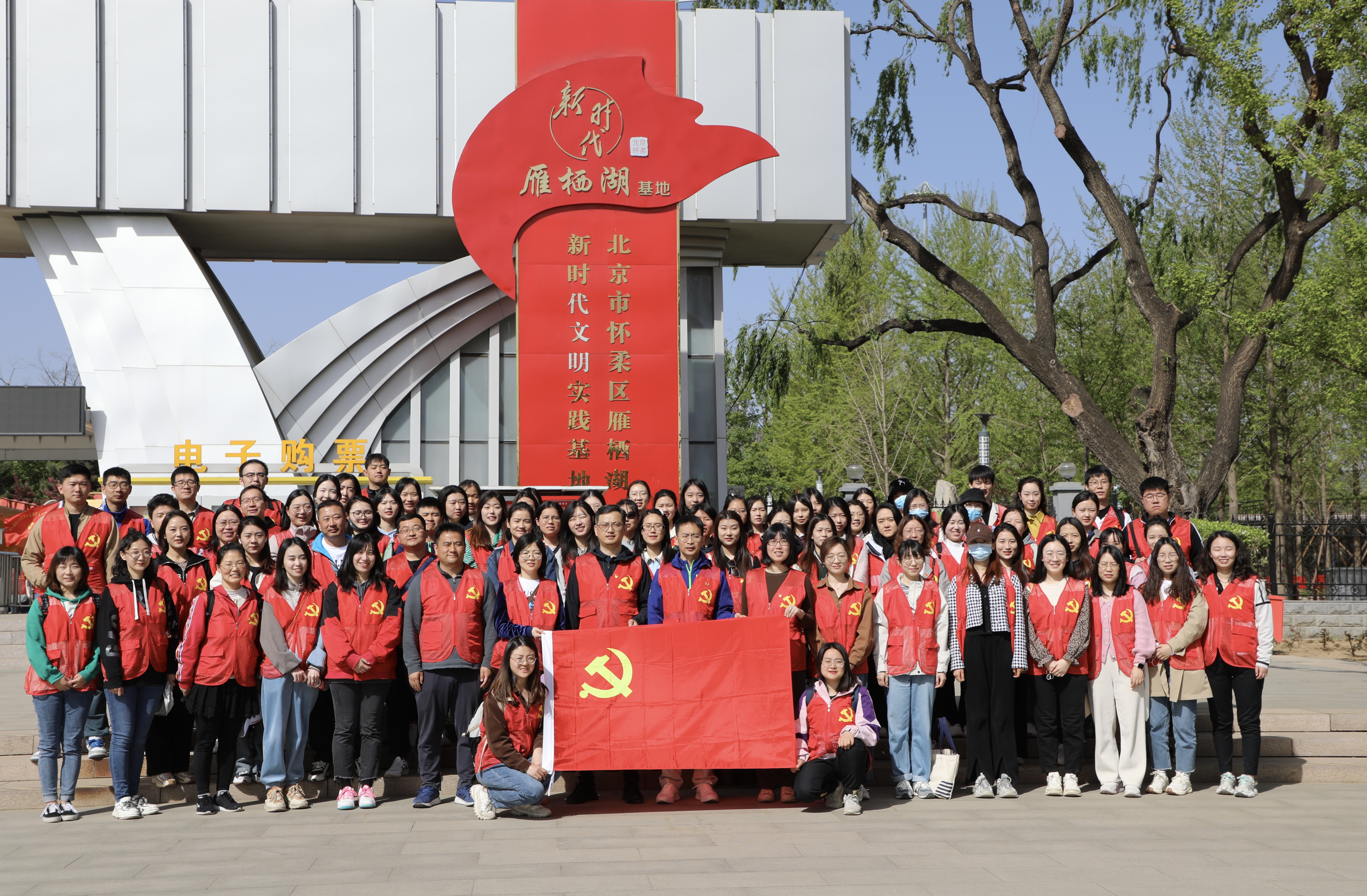 进入教育基地.jpg